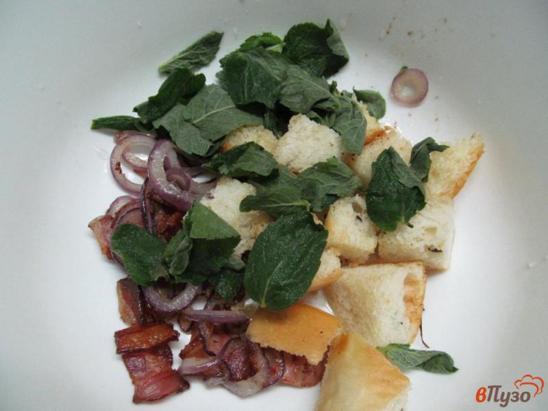 Фото приготовление рецепта: Теплый салат с горошком шаг №4
