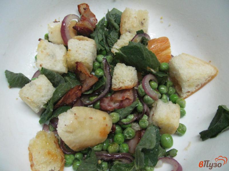 Фото приготовление рецепта: Теплый салат с горошком шаг №7