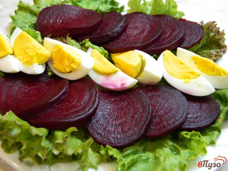 Фото приготовление рецепта: Салат со свеклой, яйцом и горчичной заправкой шаг №5