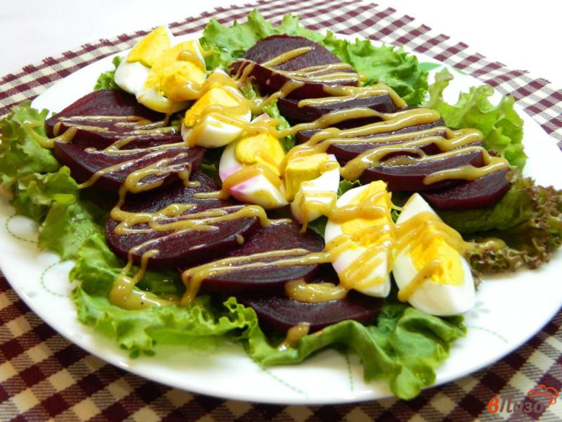 Фото приготовление рецепта: Салат со свеклой, яйцом и горчичной заправкой шаг №7
