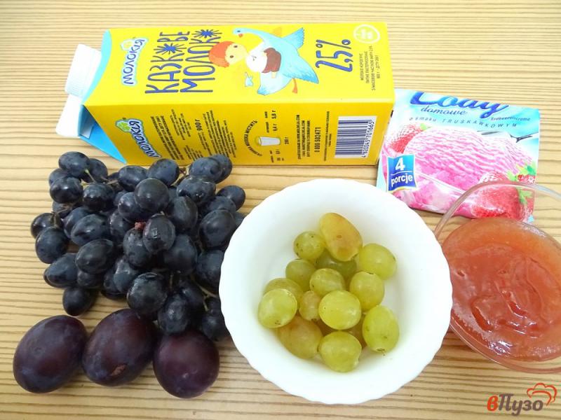 Фото приготовление рецепта: Десерт со сливками, виноградом и сливами шаг №1