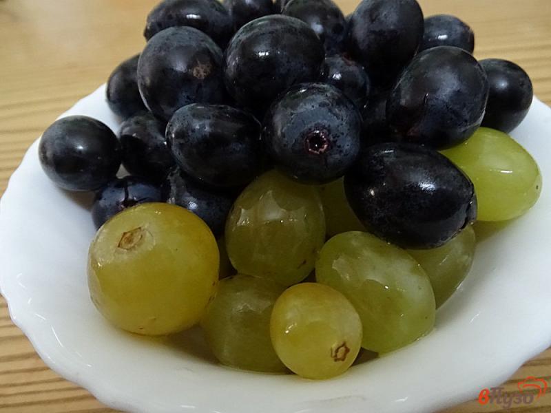 Фото приготовление рецепта: Десерт со сливками, виноградом и сливами шаг №3