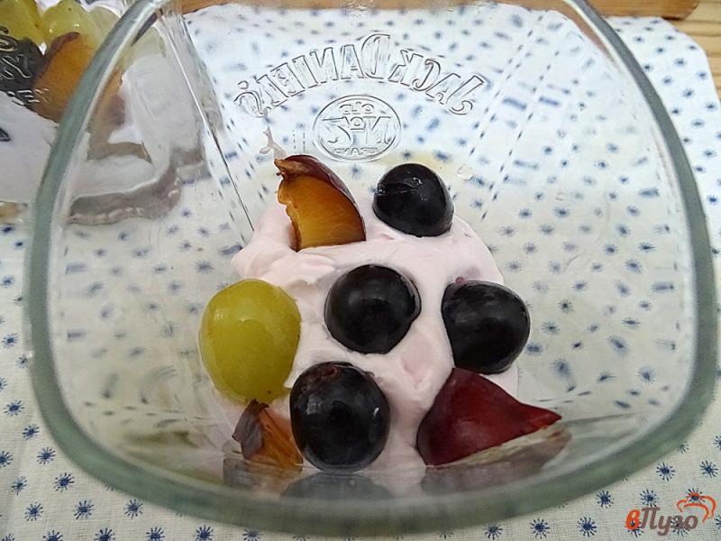 Фото приготовление рецепта: Десерт со сливками, виноградом и сливами шаг №9