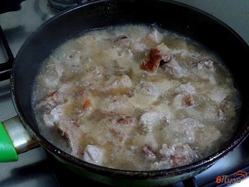 Фото приготовление рецепта: Поджарка из свинины с соусом шаг №4