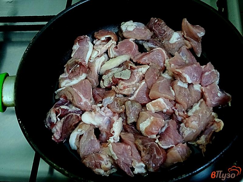 Фото приготовление рецепта: Поджарка из свинины с соусом шаг №3