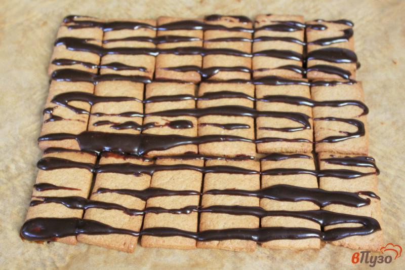 Фото приготовление рецепта: Ржаное печенье с шоколадной глазурью шаг №6