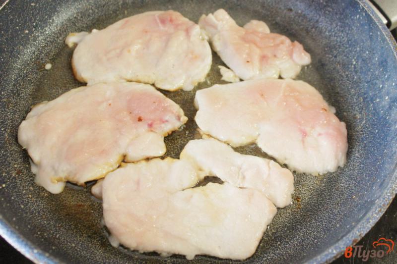 Фото приготовление рецепта: Отбивные из куриного филе с чесноком и соевым соусом шаг №2