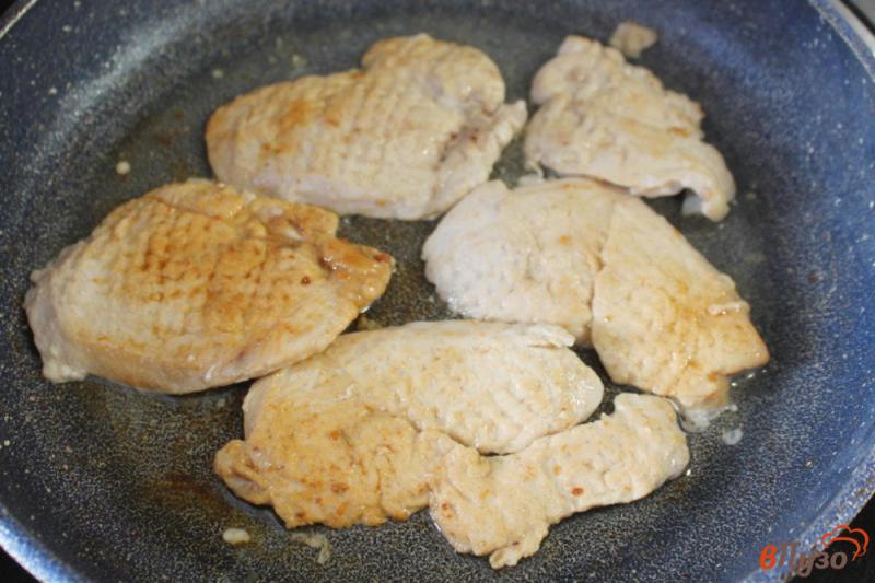 Фото приготовление рецепта: Отбивные из куриного филе с чесноком и соевым соусом шаг №3