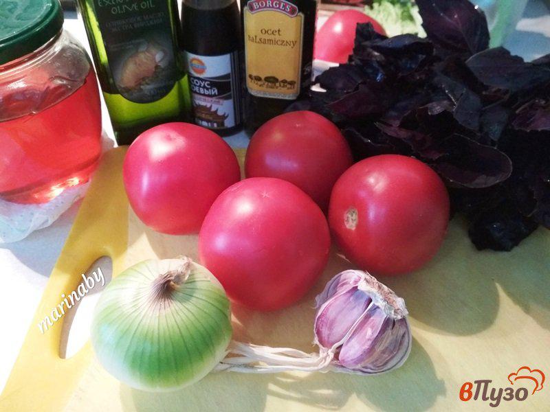 Фото приготовление рецепта: Салат из помидор с базиликом  и луком шаг №1