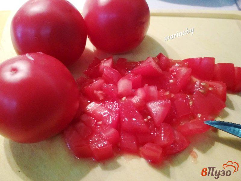 Фото приготовление рецепта: Салат из помидор с базиликом  и луком шаг №6