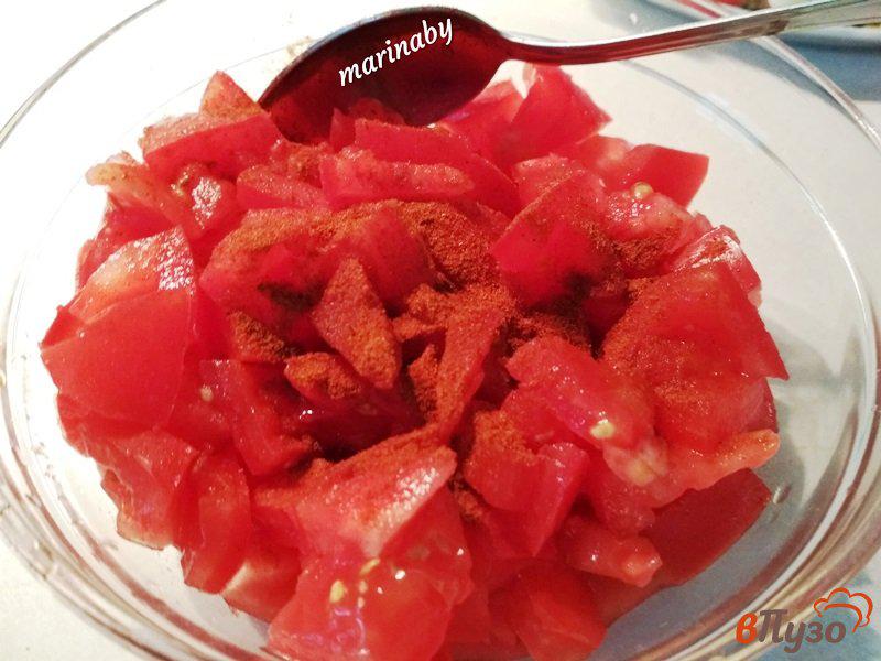 Фото приготовление рецепта: Салат из помидор с базиликом  и луком шаг №7