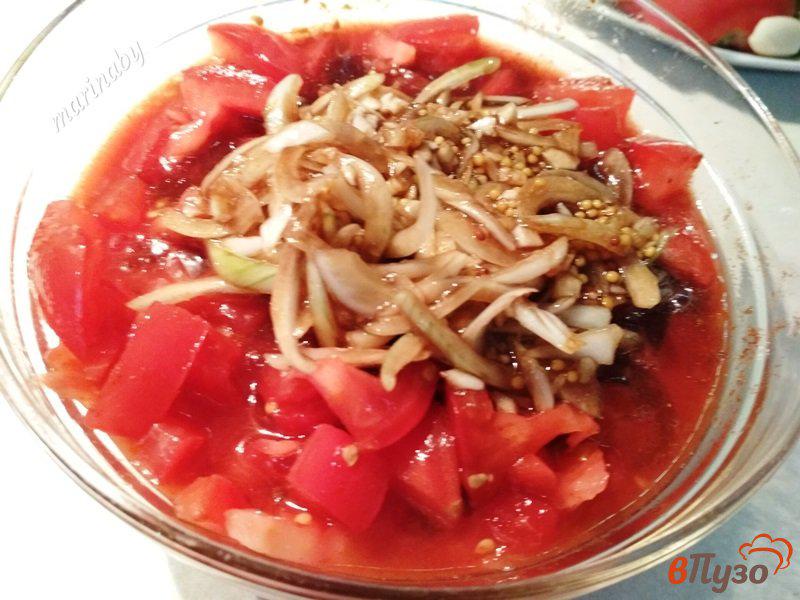 Фото приготовление рецепта: Салат из помидор с базиликом  и луком шаг №8
