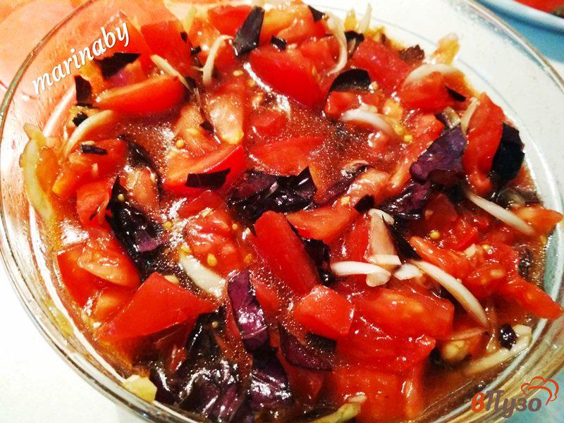 Фото приготовление рецепта: Салат из помидор с базиликом  и луком шаг №10