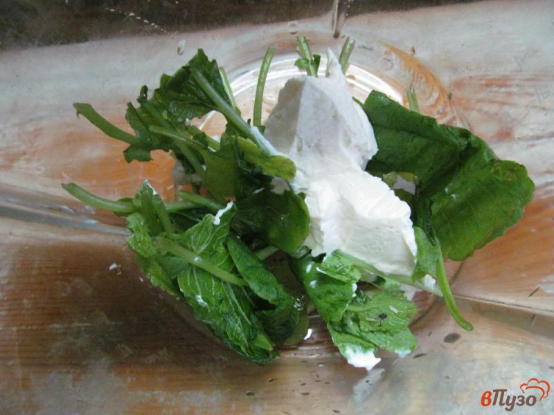 Фото приготовление рецепта: Яйцо пашот под соусом из ботвы редиса шаг №2