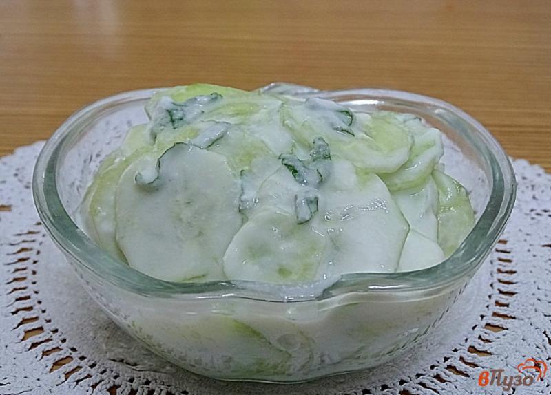 Фото приготовление рецепта: Салат из огурца и йогурта шаг №7