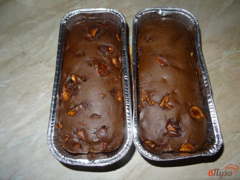 Фото приготовление рецепта: Шоколадная шарлотка с яблоками шаг №12