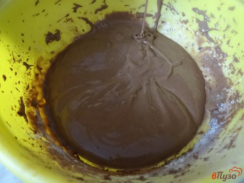 Фото приготовление рецепта: Шоколадная шарлотка с яблоками шаг №8