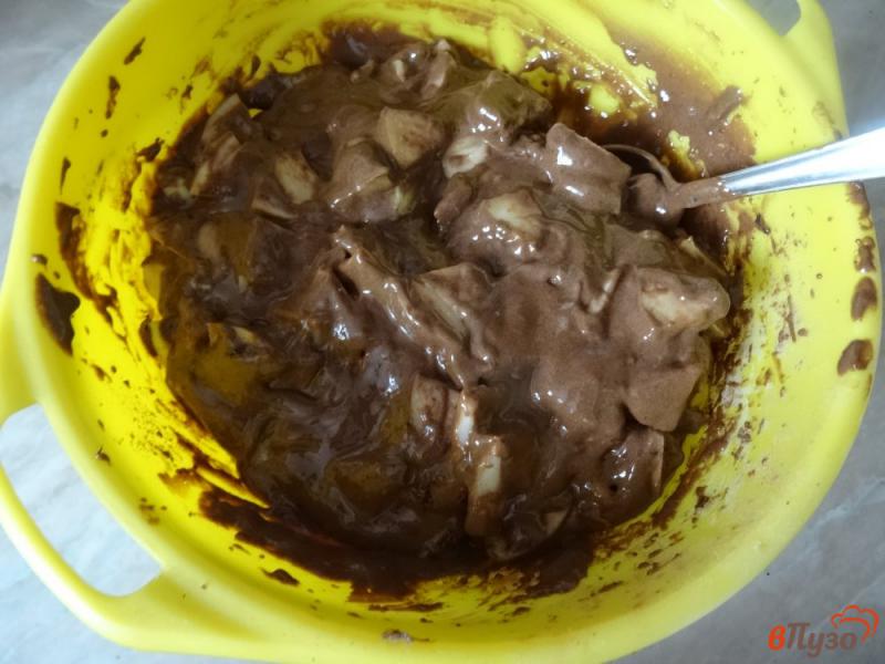 Фото приготовление рецепта: Шоколадная шарлотка с яблоками шаг №10