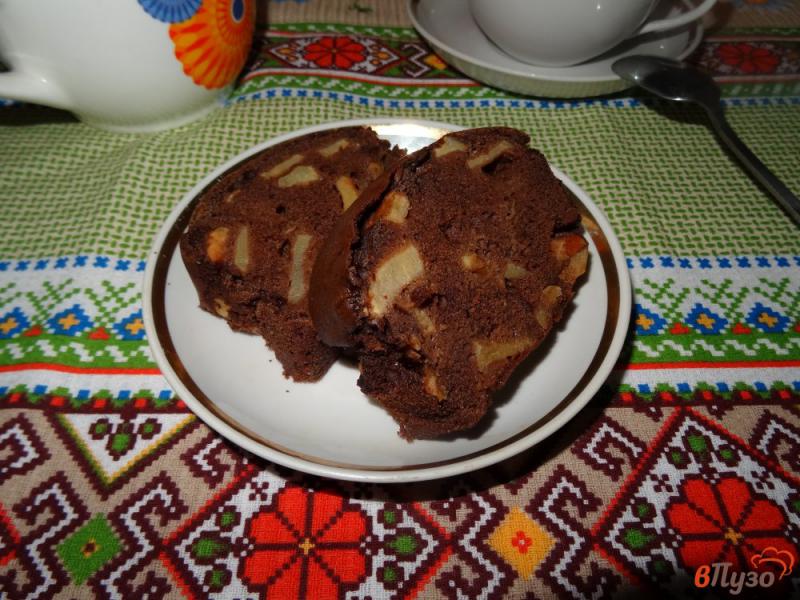 Фото приготовление рецепта: Шоколадная шарлотка с яблоками шаг №13