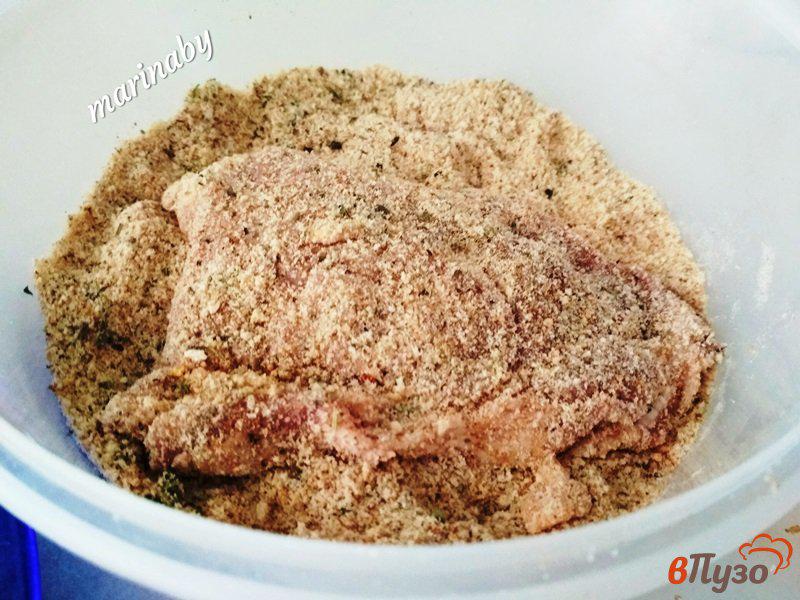 Фото приготовление рецепта: Отбивные из свинины в пряной панировке шаг №4