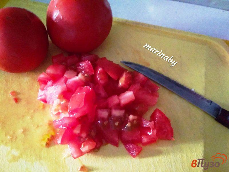 Фото приготовление рецепта: Салат слоеный из помидор, сыра и яиц шаг №2