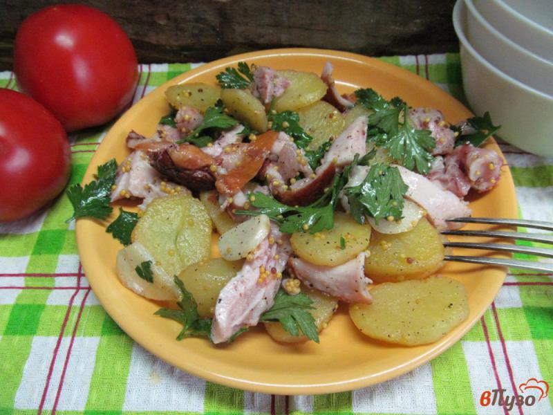 Фото приготовление рецепта: Теплый салат с копченой курицей шаг №6