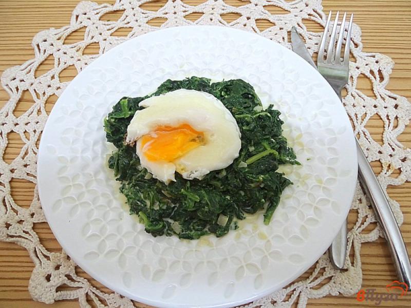 Фото приготовление рецепта: Шпинат жареный, с яйцом шаг №10