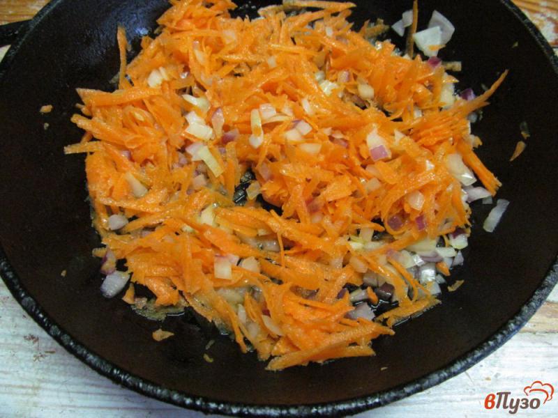 Фото приготовление рецепта: Закусочный хлеб с морковью и луком шаг №2