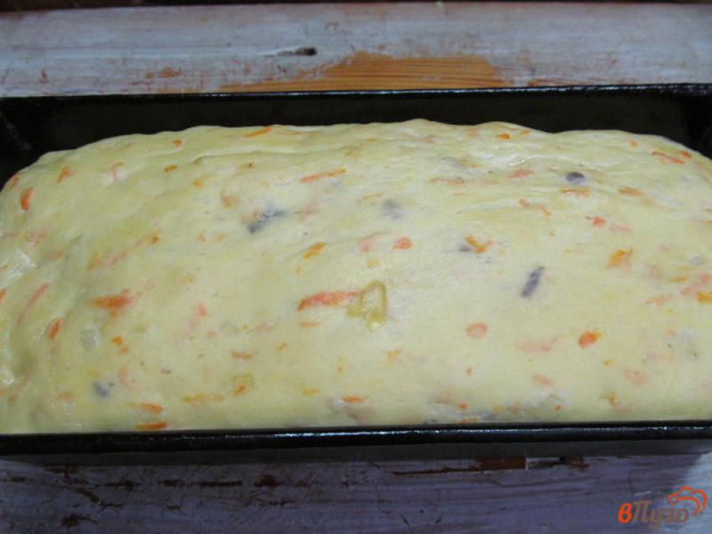 Фото приготовление рецепта: Закусочный хлеб с морковью и луком шаг №8