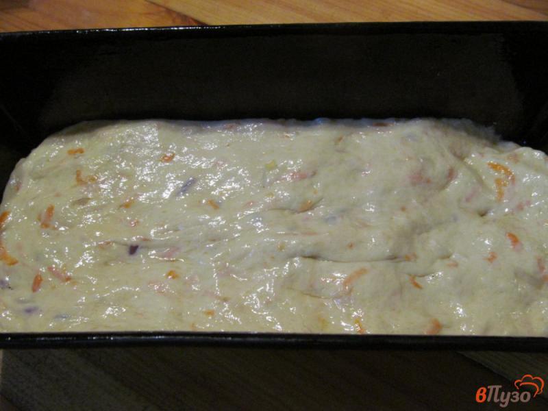 Фото приготовление рецепта: Закусочный хлеб с морковью и луком шаг №7