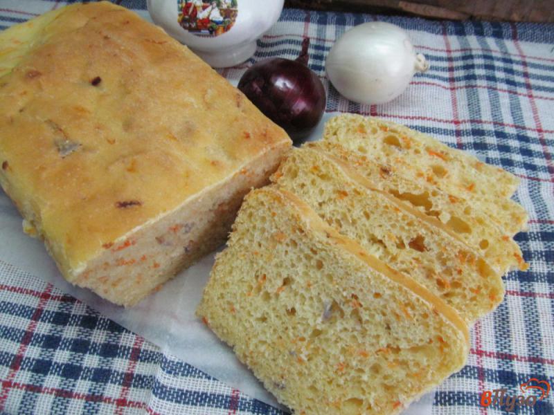 Фото приготовление рецепта: Закусочный хлеб с морковью и луком шаг №9