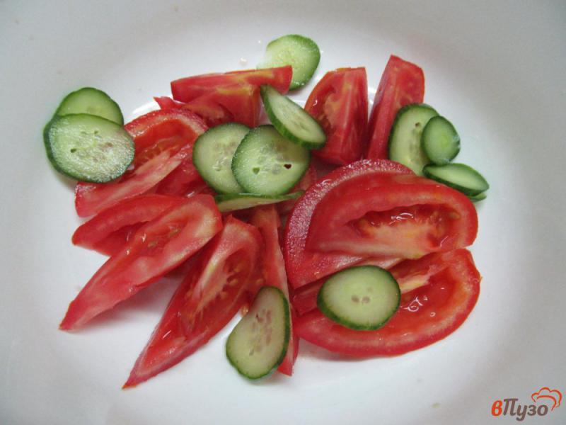 Фото приготовление рецепта: Салат из помидора и огурца с ботвой редиса шаг №1