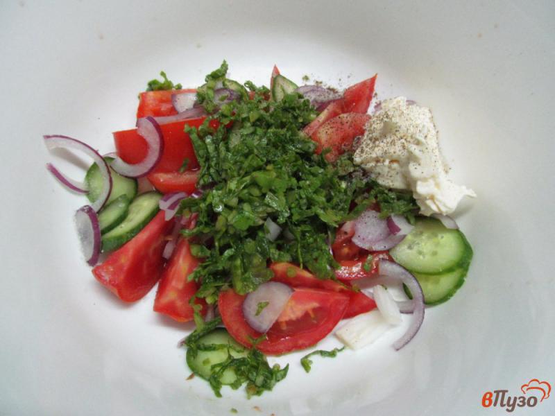 Фото приготовление рецепта: Салат из помидора и огурца с ботвой редиса шаг №3