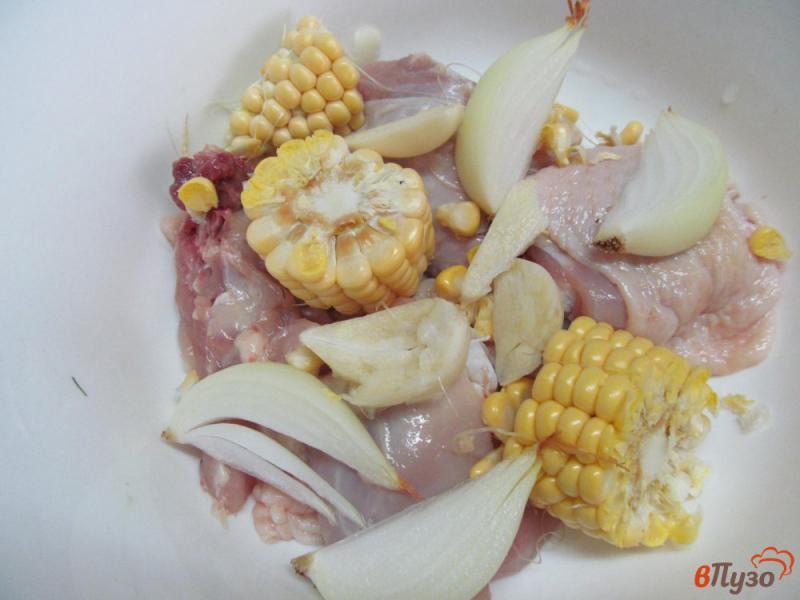 Фото приготовление рецепта: Запеченная курица с кукурузой и помидором шаг №2