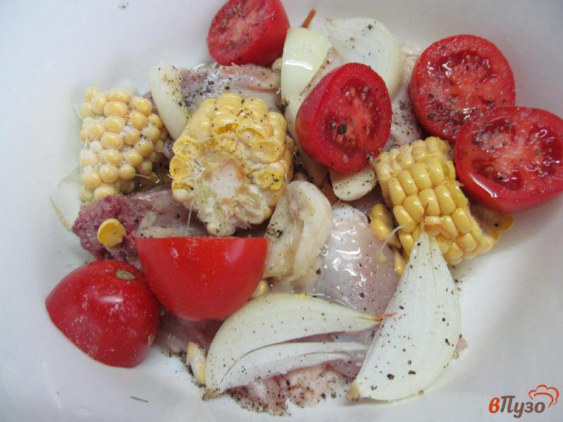 Фото приготовление рецепта: Запеченная курица с кукурузой и помидором шаг №3
