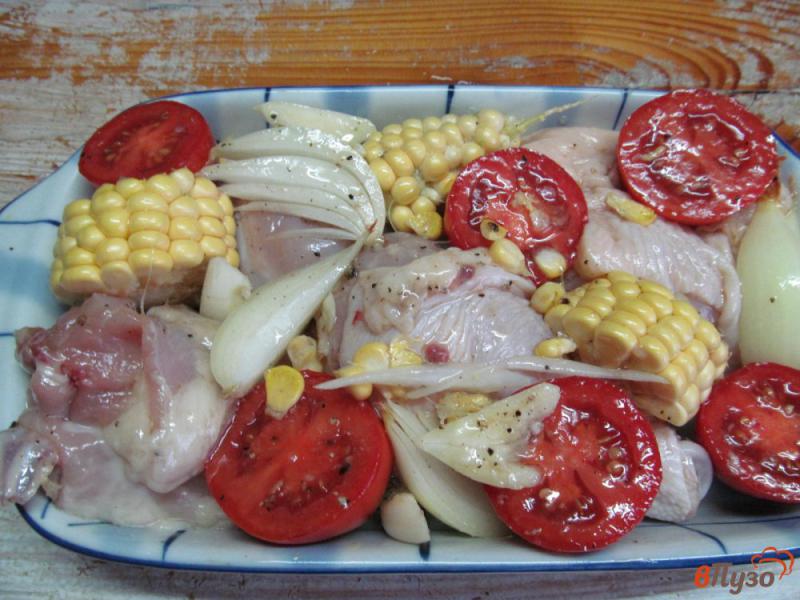 Фото приготовление рецепта: Запеченная курица с кукурузой и помидором шаг №4