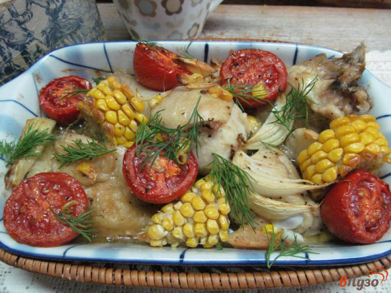 Фото приготовление рецепта: Запеченная курица с кукурузой и помидором шаг №5