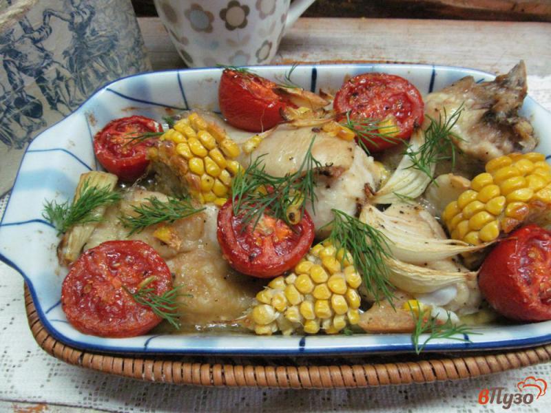 Фото приготовление рецепта: Запеченная курица с кукурузой и помидором шаг №6