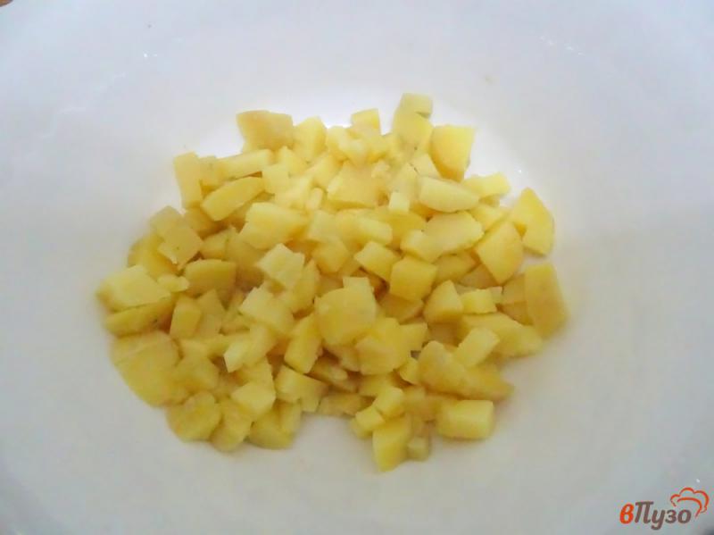 Фото приготовление рецепта: Картофельный салат с сельдереем шаг №2