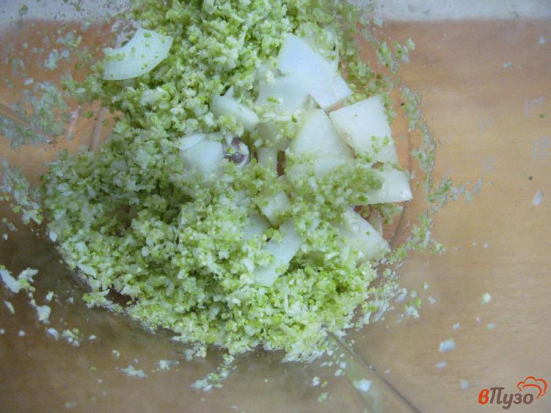 Фото приготовление рецепта: Оладьи из цветной капусты с припеком шаг №2