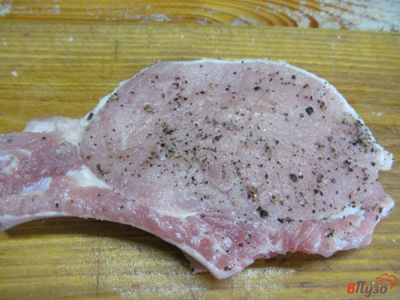 Фото приготовление рецепта: Свиной стейк под соусом из хрена с каперсами шаг №1