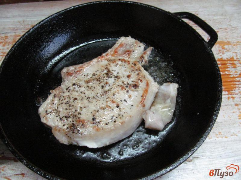 Фото приготовление рецепта: Свиной стейк под соусом из хрена с каперсами шаг №2
