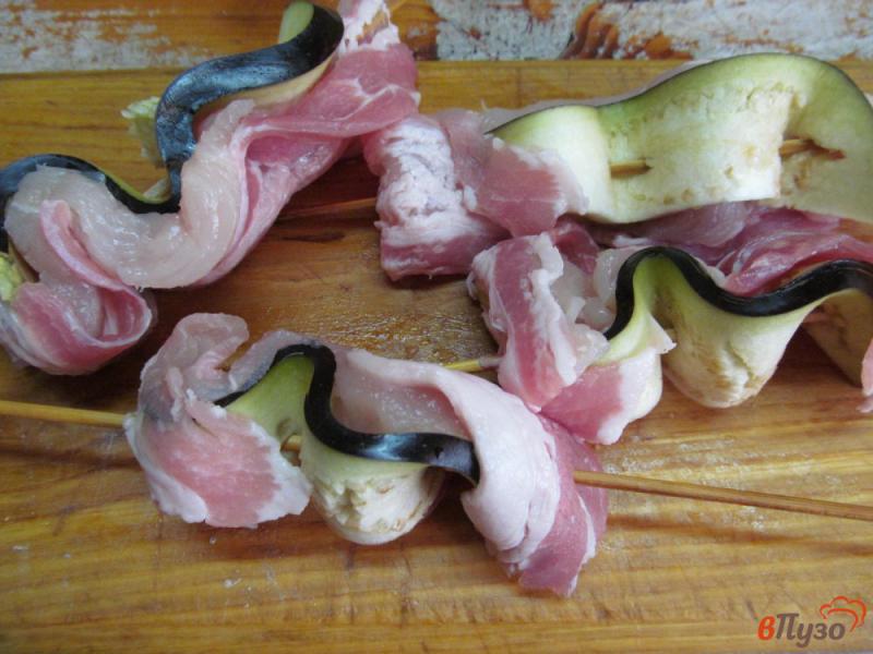 Фото приготовление рецепта: Шашлык из куриной грудки с беконом и баклажаном шаг №4