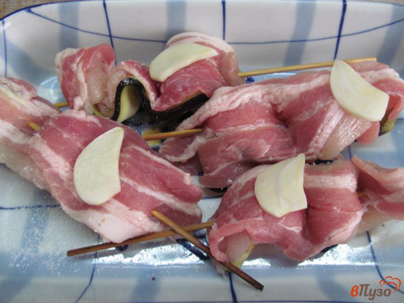 Фото приготовление рецепта: Шашлык из куриной грудки с беконом и баклажаном шаг №5