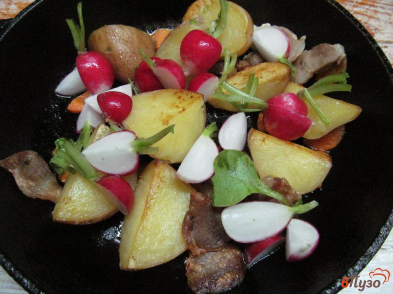 Фото приготовление рецепта: Жареный редис с картофелем на свиной грудинке шаг №3