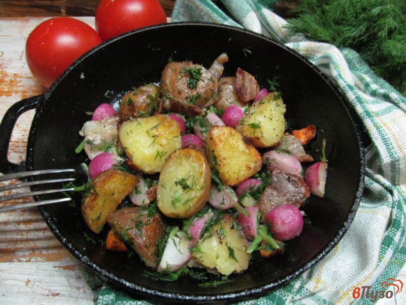 Фото приготовление рецепта: Жареный редис с картофелем на свиной грудинке шаг №4