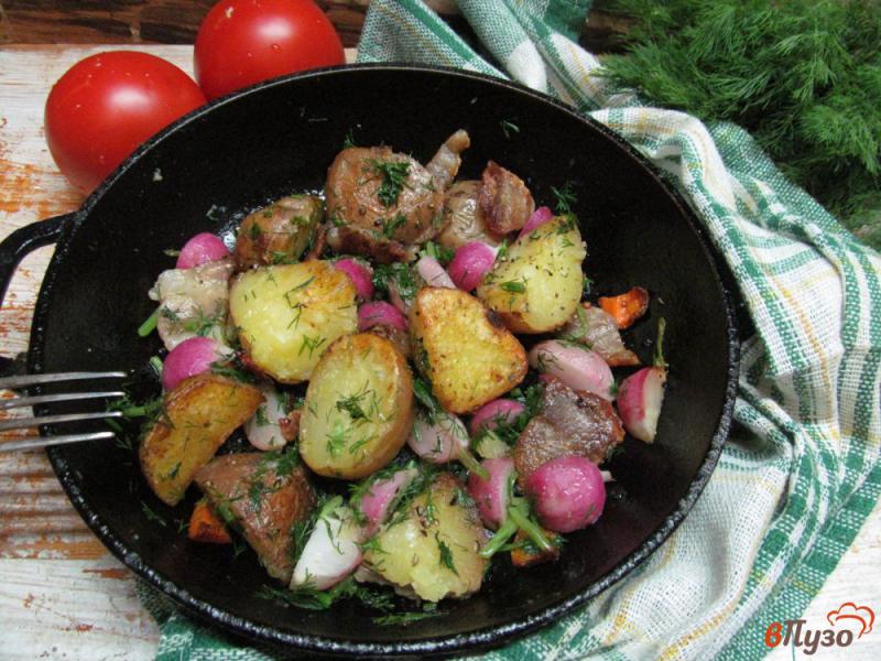 Фото приготовление рецепта: Жареный редис с картофелем на свиной грудинке шаг №5