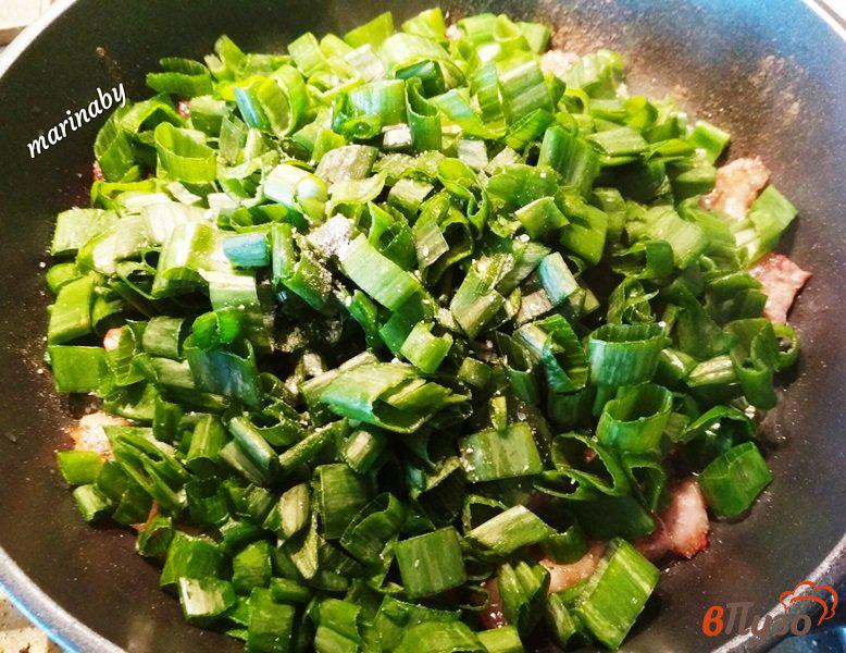 Фото приготовление рецепта: Поджарка из свинины с зеленым луком и молодым картофелем шаг №5