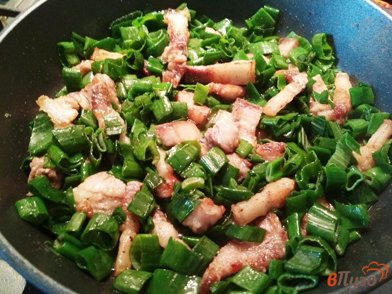 Фото приготовление рецепта: Поджарка из свинины с зеленым луком и молодым картофелем шаг №6