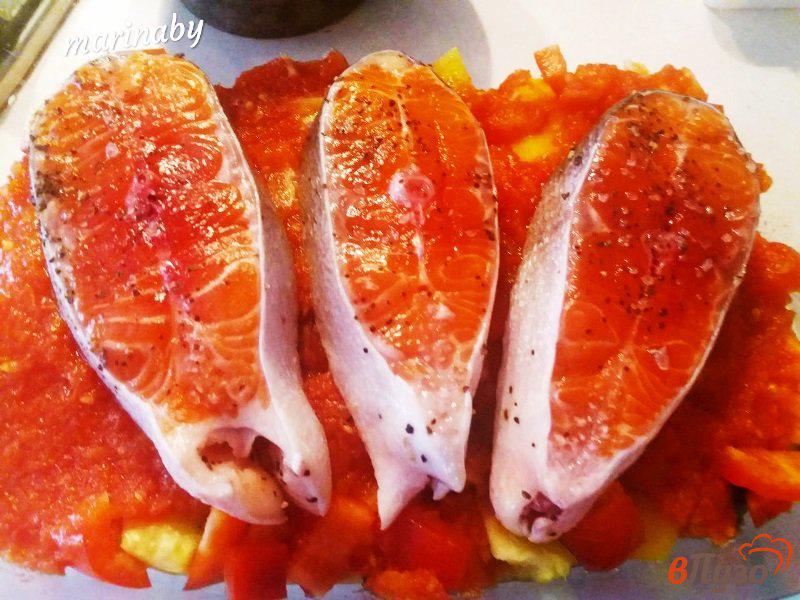 Фото приготовление рецепта: Стейк из форели с соусом из укропа на овощной подушке шаг №2